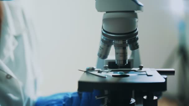 현미경으로 촬영하는 의료용 마스크를 과학자들 — 비디오