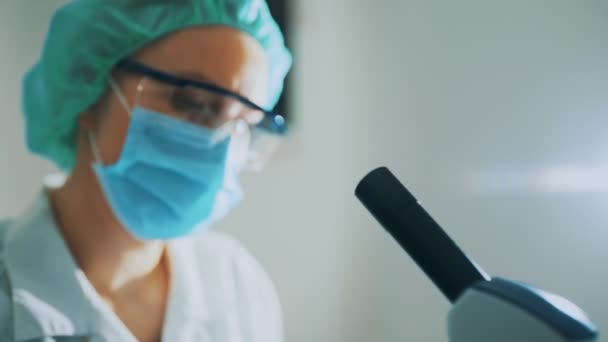 Scientifique Masque Médical Travaillant Microscope Laboratoire — Video