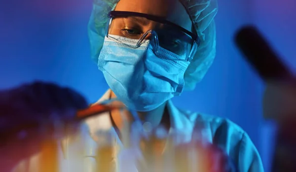 Kobieta Naukowiec Pracująca Probówkami Laboratorium — Zdjęcie stockowe