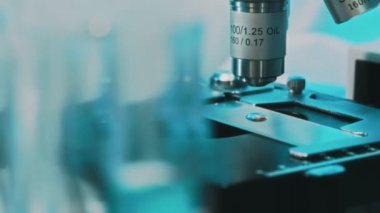 Bilim laboratuarında mikroskop ile çalışmak.