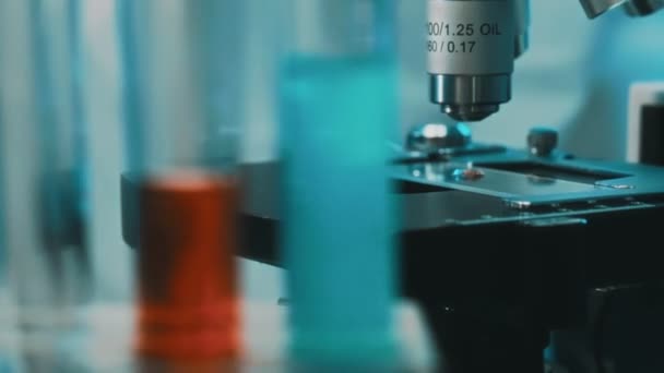 Lavorare Con Microscopio Nel Laboratorio Scientifico — Video Stock