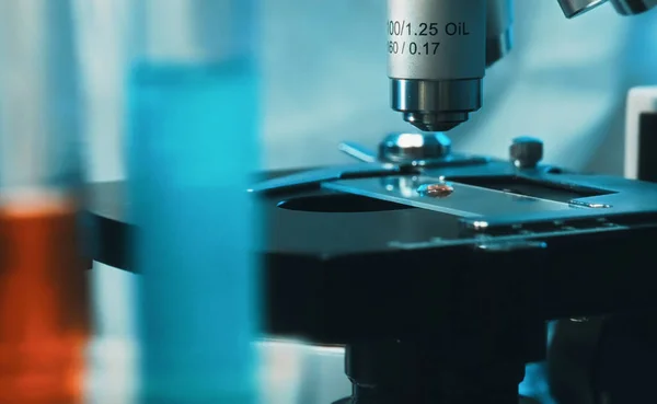 Travailler Microscope Dans Laboratoire Scientifique — Photo