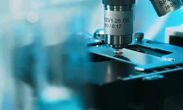 Travailler Microscope Dans Laboratoire Scientifique — Photo