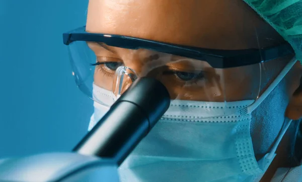 Cientista Óculos Máscara Usando Microscópio — Fotografia de Stock
