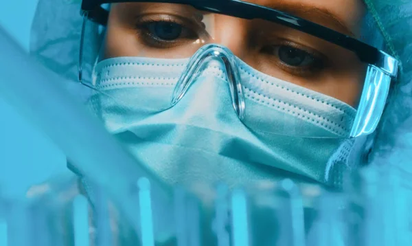Vrouw Met Een Bril Masker Werkend Met Reageerbuizen Het Laboratorium — Stockfoto