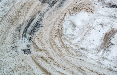 Kar yağdıktan sonra geçilemez bir yol..