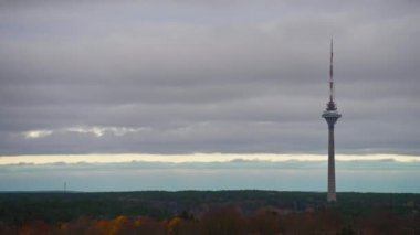 Lasnamae bölgesinden Tallinn TV kulesinin görüntüsü.