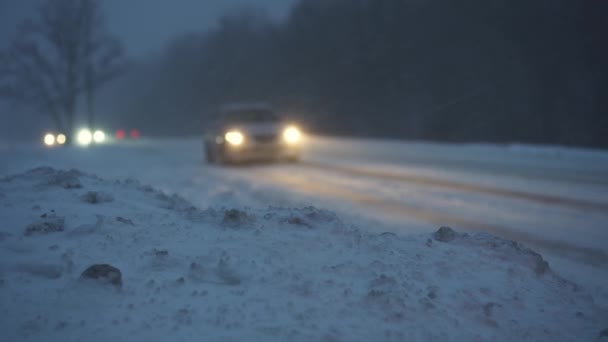 Auto Rijden Weg Moeilijke Weersomstandigheden Een Sneeuwstorm — Stockvideo