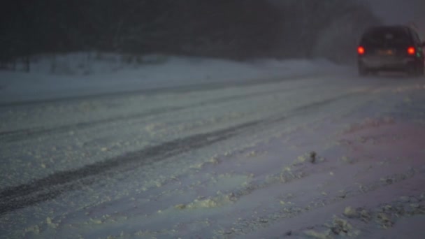 Los Coches Conducen Por Carretera Condiciones Climáticas Difíciles Blizzard — Vídeo de stock