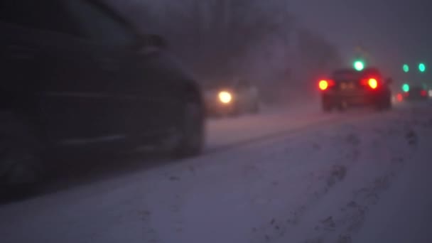 Carros Dirigem Estrada Condições Climáticas Difíceis Blizzard — Vídeo de Stock
