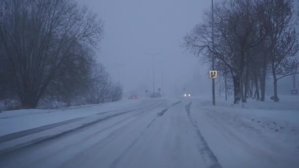 Samochody Jeżdżą Drodze Trudnych Warunkach Pogodowych Śnieżyca — Wideo stockowe