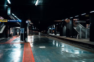 Napoli, İtalya 'daki yeraltı metro istasyonu.