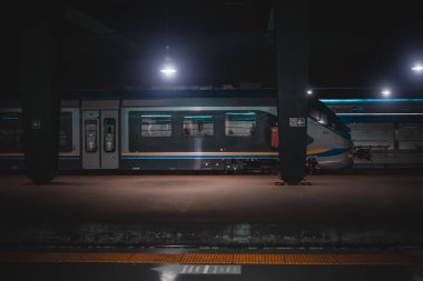 Napoli, İtalya 'daki metro istasyonunda yüksek hızlı tren..