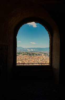 Sant Elmo kalesinin penceresinden Napoli manzarası.