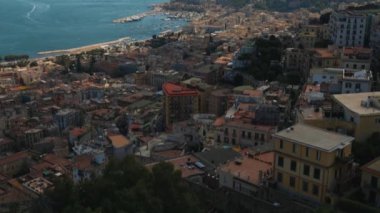Napoli, İtalya 'da deniz kenarındaki Chiaia ve Posillipo mahalleleri.