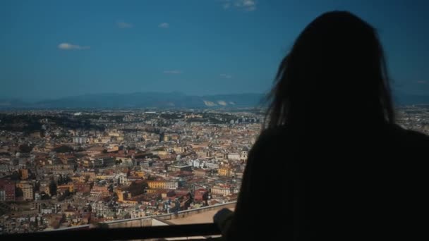 Chica Disfruta Las Vistas Nápoles Verano — Vídeos de Stock