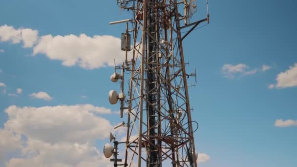 Wieża Telekomunikacyjna Dla Telewizji Internetu Łączności Ruchomej — Wideo stockowe