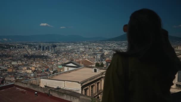 Kız Napoli Vezüv Volkan Manzaralarını Seviyor — Stok video