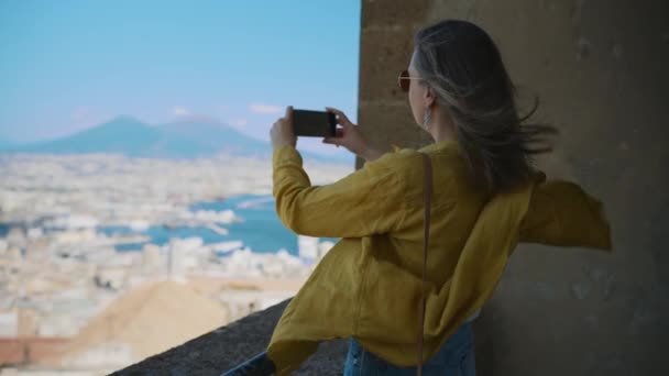 Žena Střílí Zobrazení Neapole Mount Vesuv Svém Telefonu — Stock video