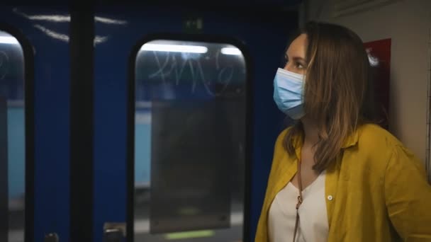 Wanita Bertopeng Medis Kereta Bawah Tanah Selama Pandemi — Stok Video