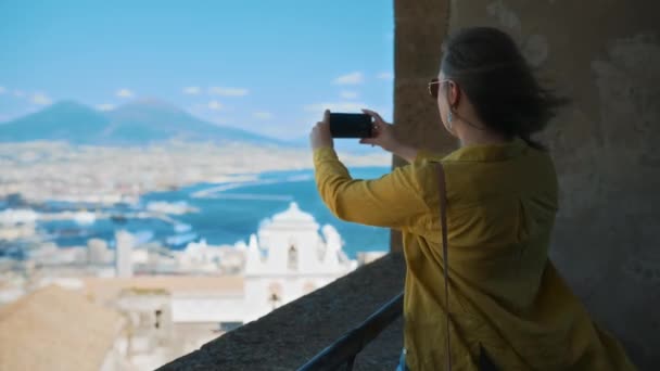 Mulher Fotografa Vistas Nápoles Monte Vesúvio Seu Telefone — Vídeo de Stock