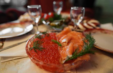Rus Yeni Yıl Masası. Kırmızı balık, havyar ve votka için bardak..