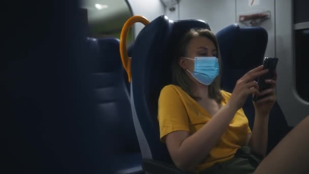 Tıbbi Maskeli Kadın Trenin Içinde Seyahat Ediyor — Stok video