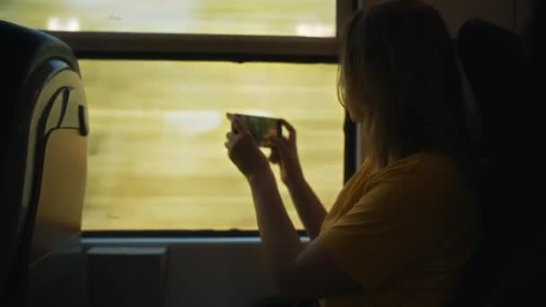 Женщина Снимает Видео Своего Путешествия Поезде — стоковое видео