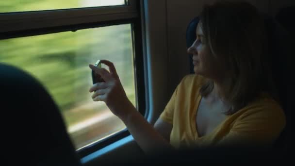Kvinna Fotografering Video Sin Resa Inne Tåget — Stockvideo