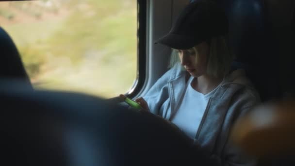 Teenage Dívka Smartphone Cestování Uvnitř Vlaku — Stock video