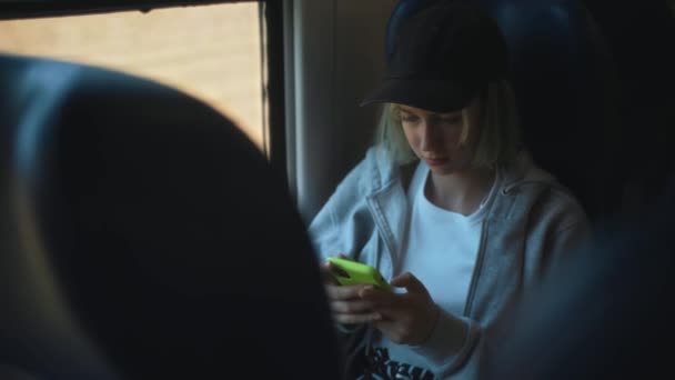 Teenage Dívka Smartphone Cestování Uvnitř Vlaku — Stock video