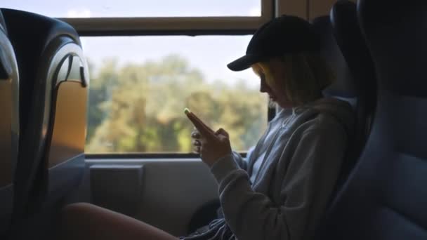 Tiener Meisje Met Smartphone Reis Trein — Stockvideo
