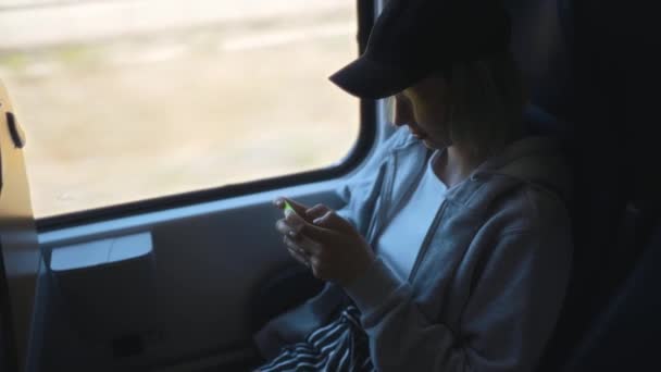 電車の中でスマートフォン旅行と10代の女の子 — ストック動画