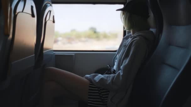 Teenagermädchen Zug Unterwegs — Stockvideo