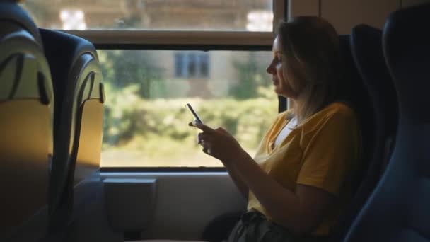Žena Mobilním Telefonem Cestuje Uvnitř Vlaku — Stock video