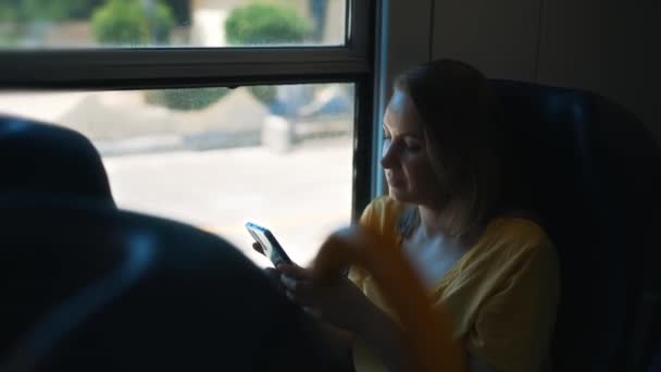 Žena Mobilním Telefonem Cestuje Uvnitř Vlaku — Stock video
