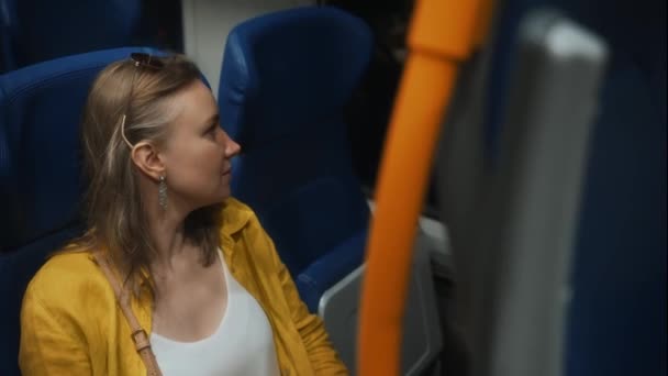 Žena Cestující Vlaku Itálie — Stock video