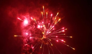 Gökyüzünde havai fişekler. Yeni yıl kutlaması.