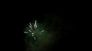 Gökyüzünde havai fişekler. Yeni yıl kutlaması.
