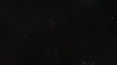 Gökyüzünde havai fişekler. Yeni yıl kutlaması.