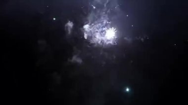 Gökyüzünde havai fişekler. Yeni yıl kutlaması.