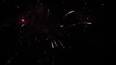 Ağır çekimde havai fişekler. Yeni yıl kutlaması.