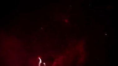 Ağır çekimde havai fişekler. Yeni yıl kutlaması.