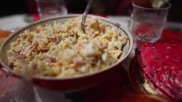 Mesa Ano Novo Russo Tradicional Saladas Frios — Vídeo de Stock