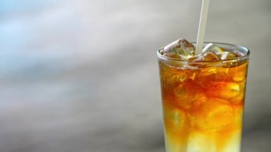 Deniz dibinde bir bardak Mai Tai kokteyli..