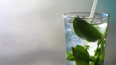 Deniz arka planında bir bardak mojito..