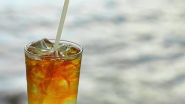 Deniz dibinde bir bardak Mai Tai kokteyli..