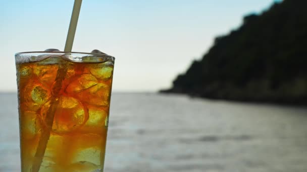 Sticlă Cocktail Mai Tai Fața Fundalului Mării — Videoclip de stoc