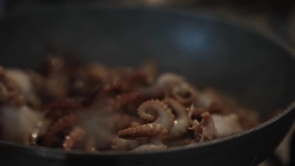 Приготовление Небольших Осьминогов Сковородке — стоковое видео