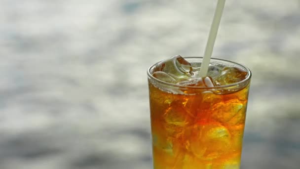 Ein Glas Mai Tai Cocktail Vor Dem Hintergrund Des Meeres — Stockvideo